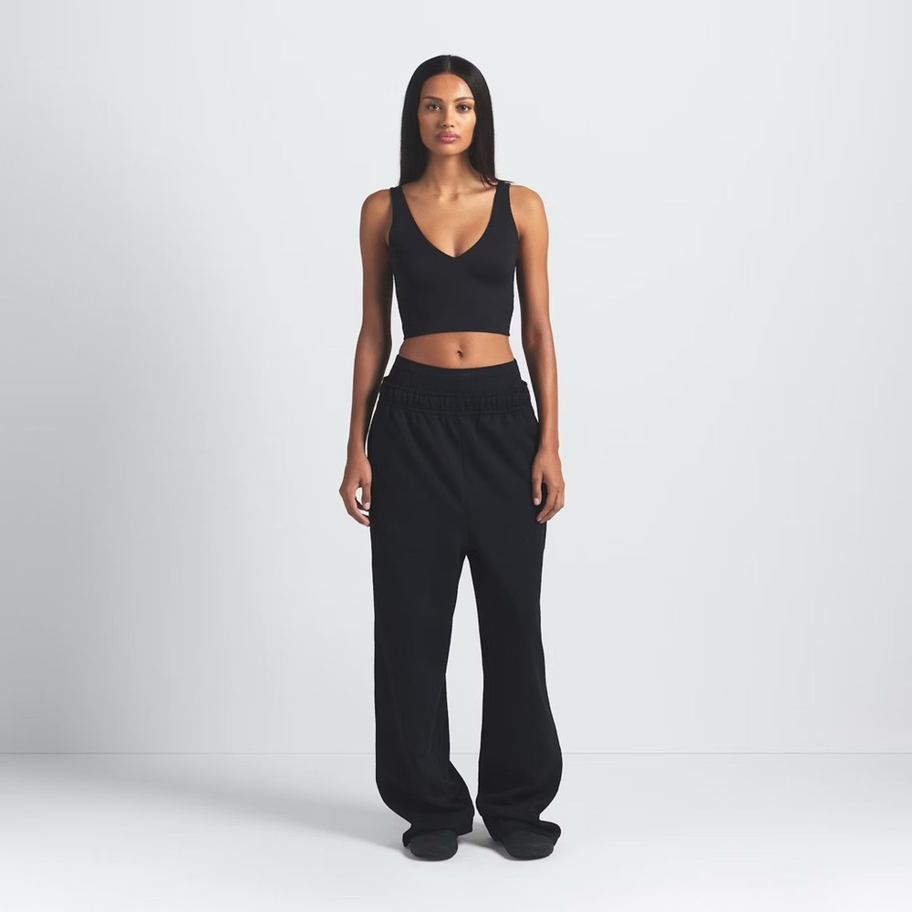 NikeSKIMS MATTE V-NECK BRA TOP LIMITED EDITION: OBSIDIAN XS